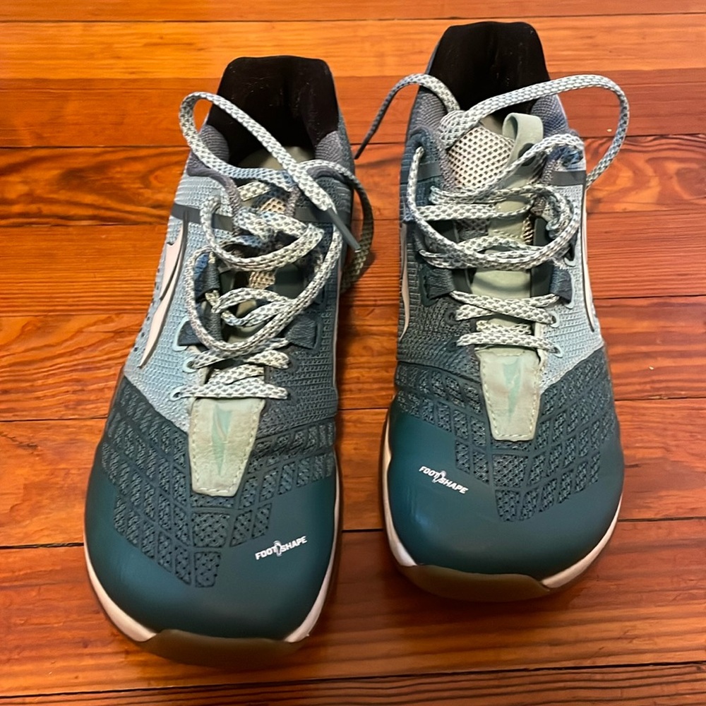 Green Altra women’s size 8 athletic shoes